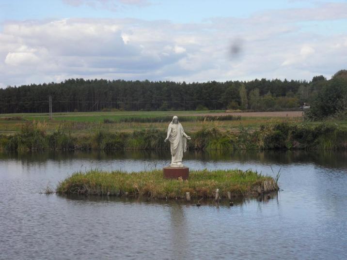 Figura&#x20;Chrystusa&#x20;„na&#x20;stawie”&#x20;w&#x20;pobliżu&#x20;miejscowości&#x20;Tokarzewa&#x2e;&#x20;&#x2f;fot&#x2e;&#x20;nadleśnictwa&#x2f;